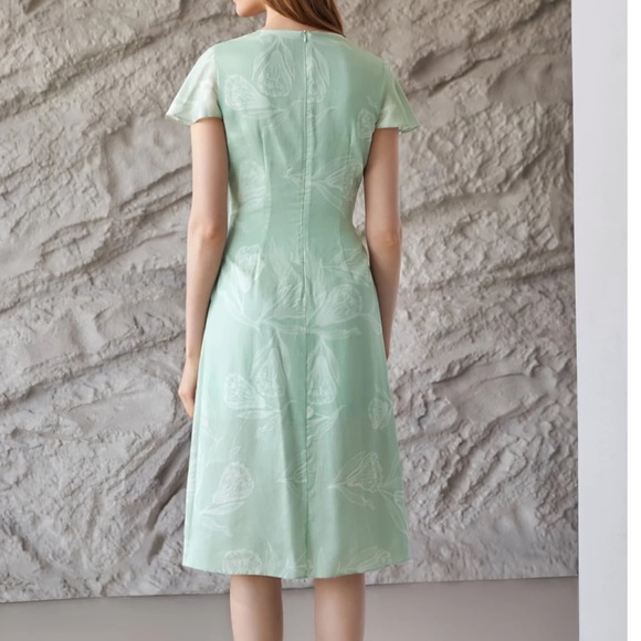 LINEN FITTED TULIP DRESS size large - Picture 2 of 8